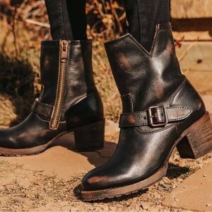 Freebird by Steven CARLITO Distressed Black/Brown Boots SIZE 8 EUC